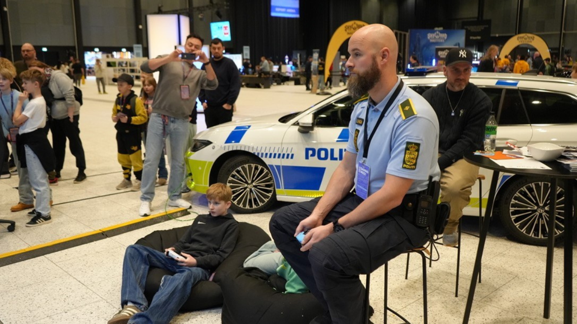 Politiets online patrulje spiller på konsol med ung dreng på Copenhagen Gaming Week