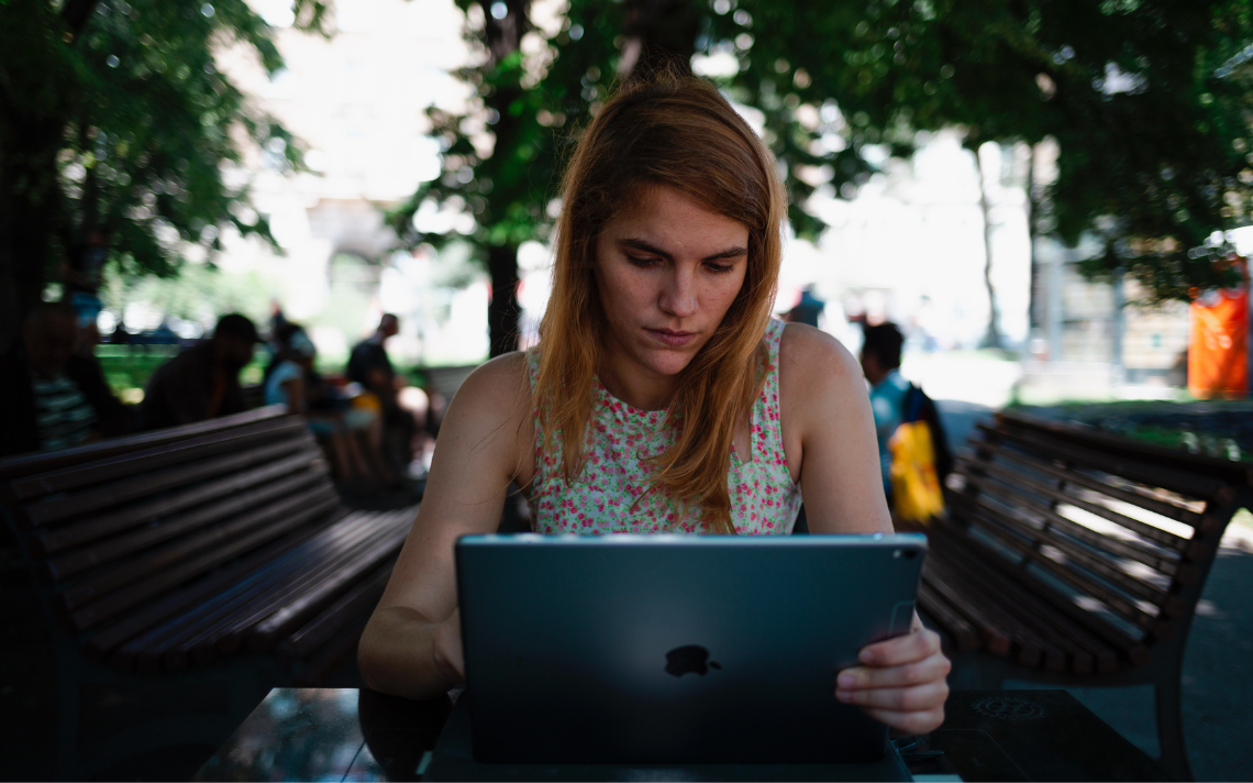 studerende kvinde med laptop